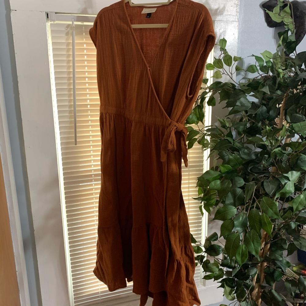 NEVER BEEN WORN WRAP AROUND DRESS!!